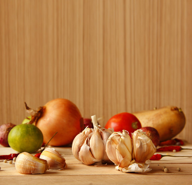 新鲜的烹饪食材放在木制的背景上。图片下载