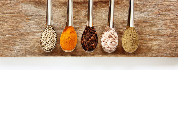 用钢勺盛香料和香草图片下载