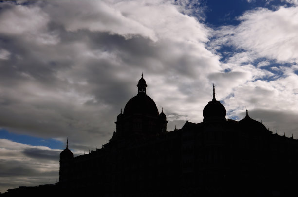 在孟买的泰姬陵皇宫酒店的剪影与戏剧性的季风云。图片下载