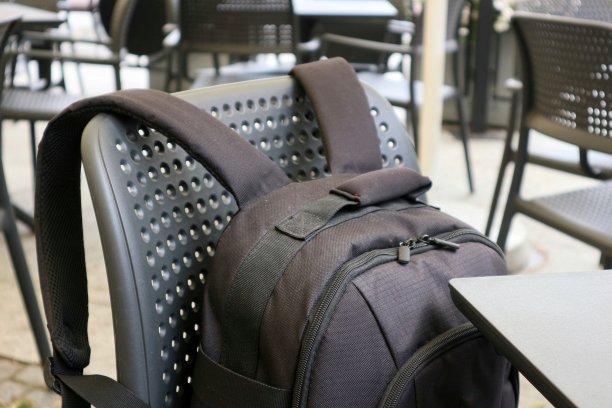 一个背包躺在椅子上图片下载