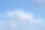 白色蓬松的云朵在黑色的背景和蓝色的天空下显得格外显眼图片下载