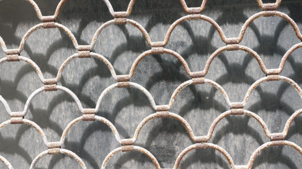 肮脏橱窗上的金属百叶窗图片下载