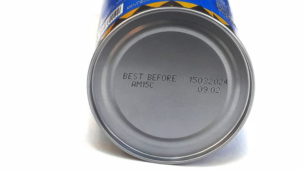 罐头饮料包装上的标签显示过期日期图片下载
