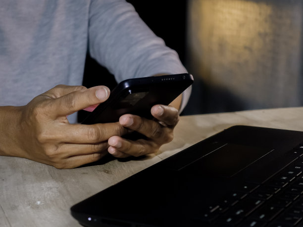 手里拿着手机图片下载