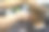 从后面看。理发师在美容院用机器给男孩理发。孩子平静地给理发师理发。图片下载