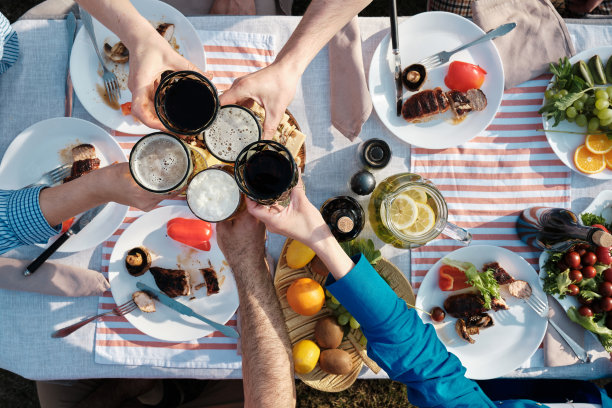 人们的手碰杯的特写镜头图片下载