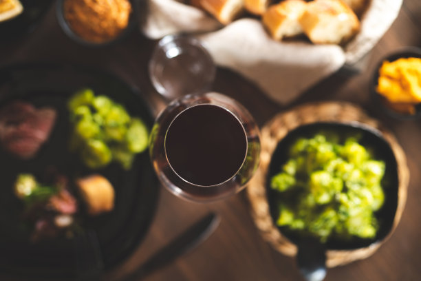 餐桌上的一杯红酒图片下载