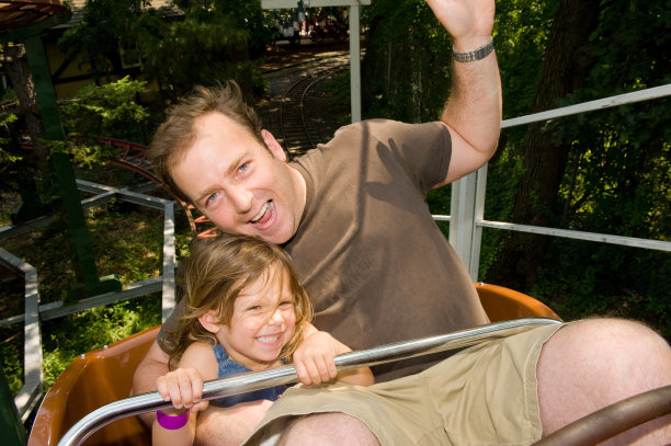 爸爸和女儿坐过山车图片下载