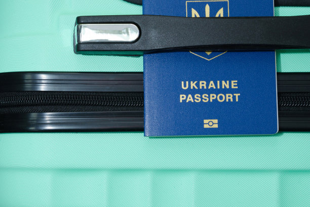 旅客护照，行李在国际机场与乌克兰护照图片下载