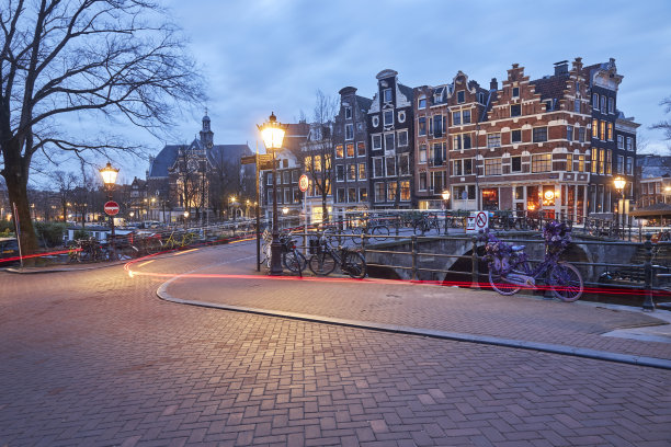 阿姆斯特丹的城市中心在暮色中有灯光图片下载