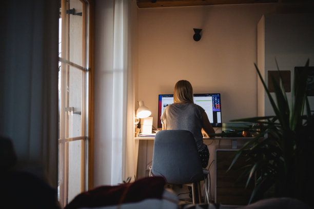 自由职业者在家用电脑工作的后视图图片下载