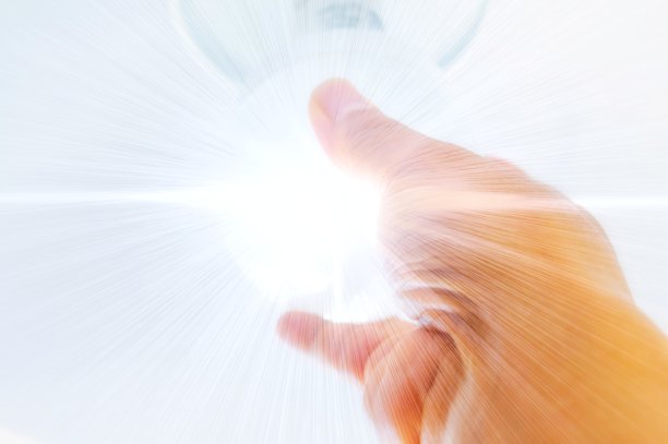 科学技术理念触碰的灯泡，闪耀着光芒图片下载