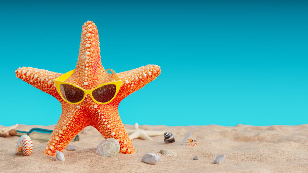 红色海星与太阳镜和棕榈叶在海滩上的蓝色背景图片下载