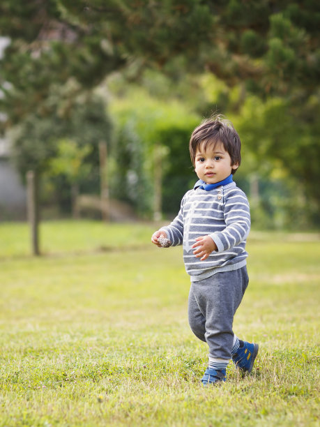 在公园玩耍的可爱小男孩图片下载