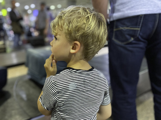 飞机旅行小男孩图片下载