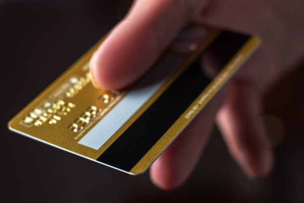 男子手持信用卡近距离付款图片下载