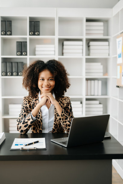 商务女性使用平板电脑和笔记本电脑在办公桌旁做数学、金融、税务、报告、会计、统计和分析研究概念图片下载