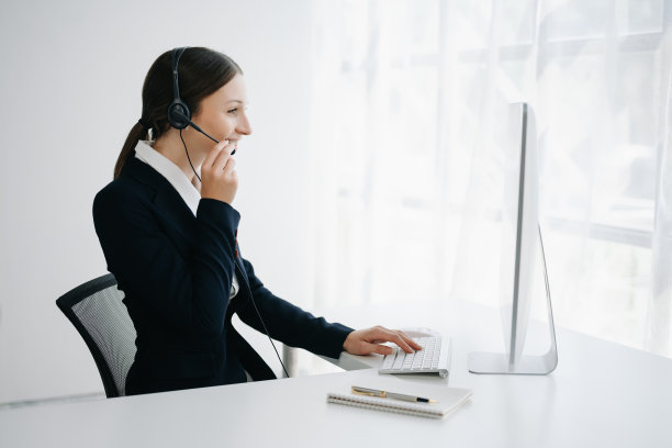 严肃的呼叫中心接线员戴着无线耳机与客户交谈，在办公中心的客户支持服务中，戴着耳机带着麦克风的女士在电话上咨询客户图片下载