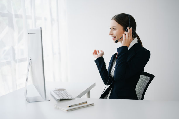 严肃的呼叫中心接线员戴着无线耳机与客户交谈，在办公中心的客户支持服务中，戴着耳机带着麦克风的女士在电话上咨询客户图片下载
