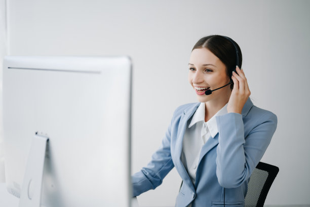 严肃的呼叫中心接线员戴着无线耳机与客户交谈，在办公中心的客户支持服务中，戴着耳机带着麦克风的女士在电话上咨询客户图片下载