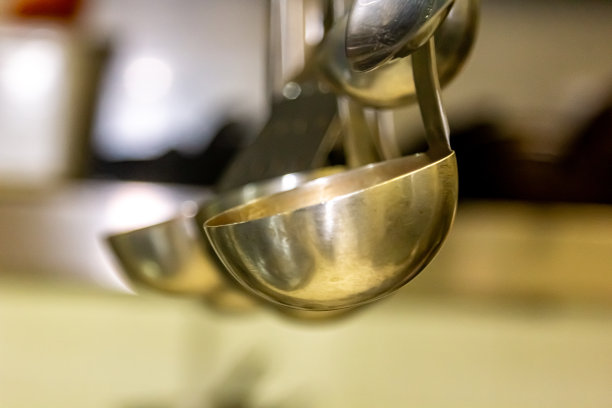 一套挂在墙上的金属厨房用具图片下载