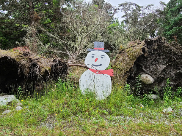 树间雪人图片下载