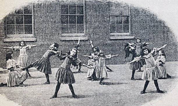 在校园里进行体育锻炼图片下载