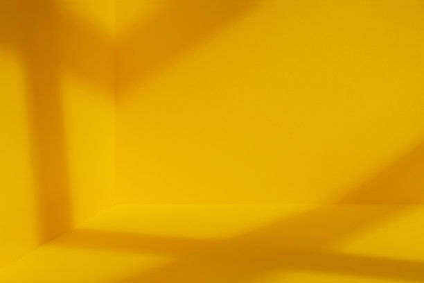 黄色的房间角落有交叉的窗户阴影图片下载