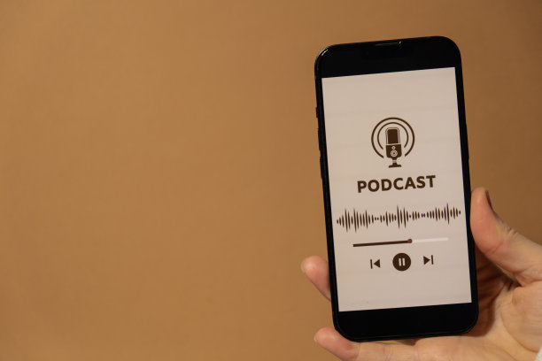 无法辨认的女子手持手机收听播客网站页面应用程序和无线耳机。音频治疗，声音治疗健康仪式，积极的心理健康习惯图片下载