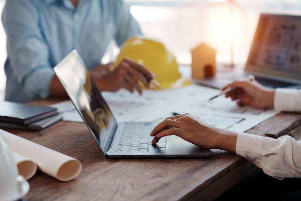 项目计划会议与工程师或建筑师一起工作，建立家庭模型，并在工作中使用工程工具创建模型和蓝图。图片下载