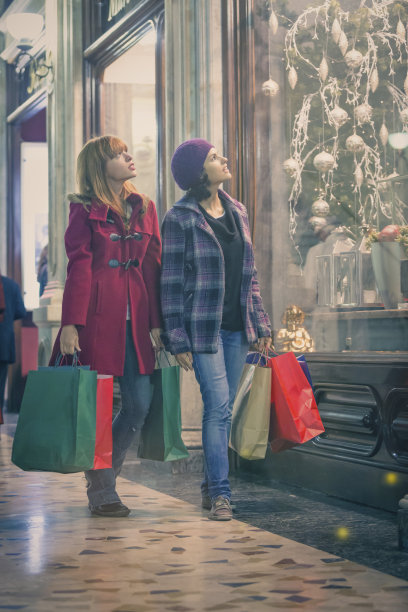 年轻的女人在老城区中心寻找圣诞礼物图片下载
