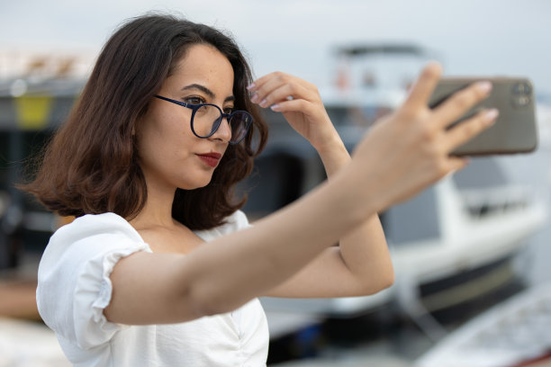 年轻女子在外面自拍。图片下载