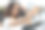 年轻女子在外面自拍。图片下载