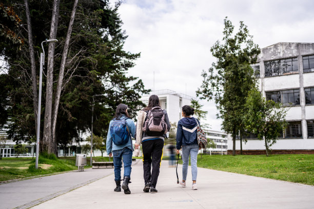 学生朋友走过大学校园的后视图图片下载