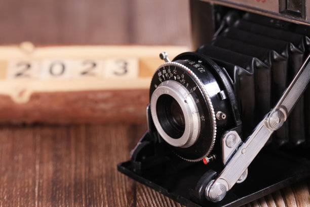 木桌上的复古相机图片下载