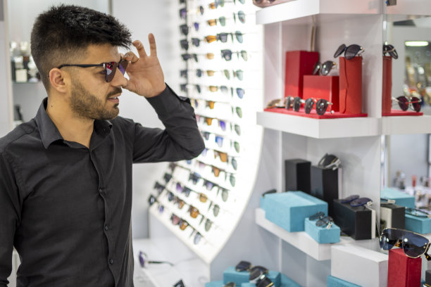 挑选太阳镜的年轻人图片下载