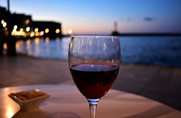 夕阳下的红酒图片下载