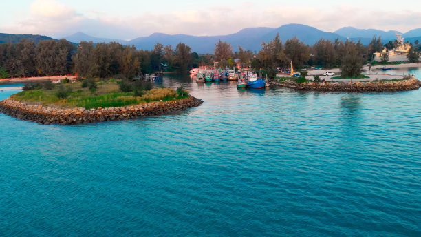 从空中俯瞰马来西亚的海港和船只。无人机拍摄的马来西亚山区港口，在海岸上乘船度假。来度假到马来西亚港口在山上钓鱼。图片下载