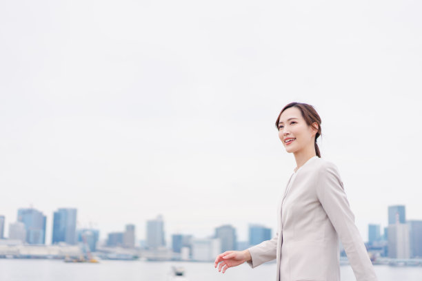 一个女商人在户外散步图片下载