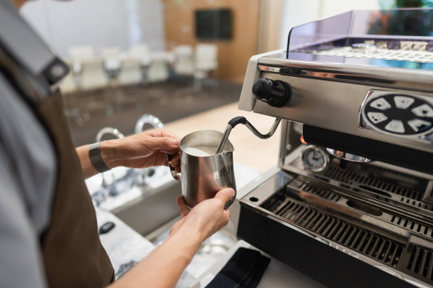 一名亚洲男子正在煮咖啡图片下载