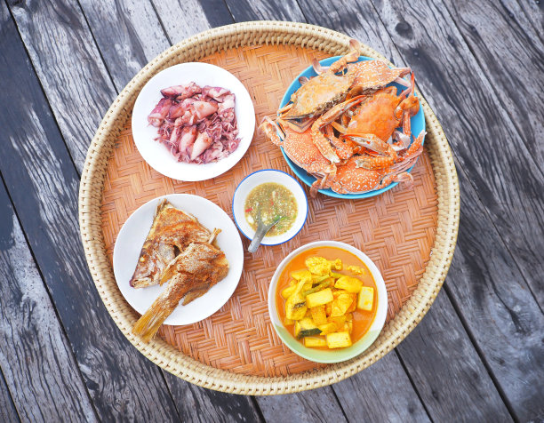 木制桌子上的竹托盘上的泰国海鲜的俯视图。图片下载