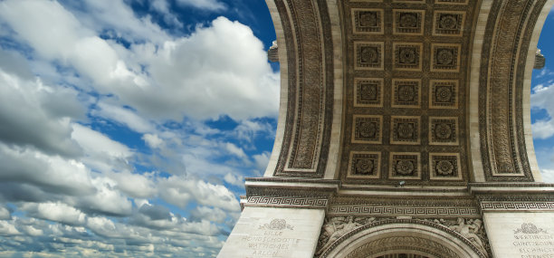 法国巴黎，凯旋门(背景是乌云密布的天空)。拱门的墙壁上刻着128次战役的名字和660名法国军事领导人的名字(法语)。图片下载