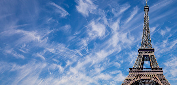 埃菲尔铁塔的背景是美丽的天空和云彩。法国巴黎图片下载