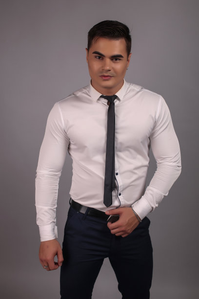 一个漂亮男人的肖像一个深色头发的男人在工作室里穿着黑色的经典西装打着领带，一个强壮的男人图片下载