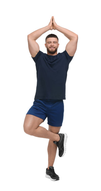 在白色背景上做晨练的男人图片下载