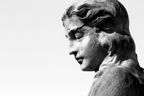 天使的侧面带着虔诚的神情图片下载