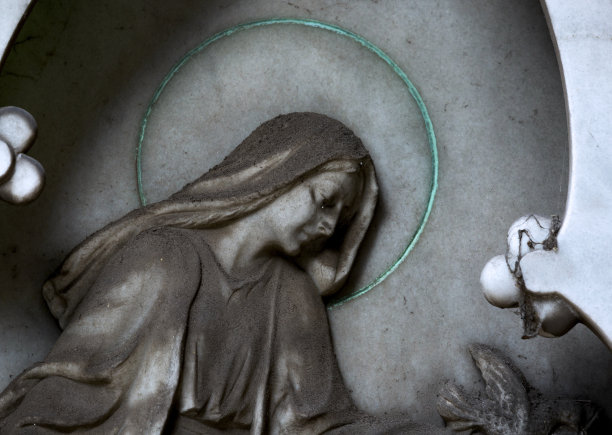 墓碑上有绿色光环的处女图片下载