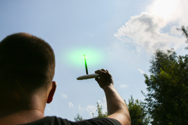 人类在大自然中寻找无线信号。男人迷路了，手里拿着路由器寻找互联网连接。现代技术概念。夏季森林照片。图片下载