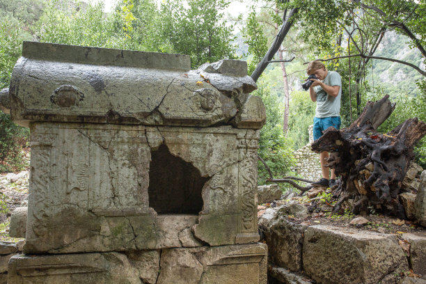 年轻人在森林里拍摄石棺图片下载