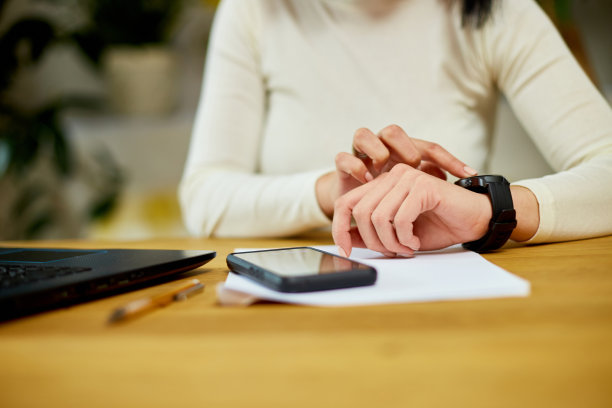 无法辨认的女人使用智能手表，自由职业者女性与智能手表图片下载
